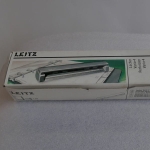 Dziurkacz 4-otworowy do 10 kartek regulowany rozstaw dziurek do formatu A5 LEITZ VARIO-4 /5024/ [WYPRZEDAŻ]