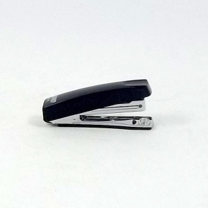 Zszywacz mini do 10 kartek na zszywki NO.10 ICO BOXER czarny /I7320089000/